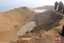 Đào đất đụng trúng 'quả bom' lạ, hiện trường lập tức bị phong tỏa