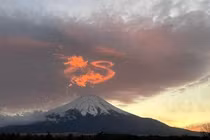 'Rồng lửa' xuất hiện trên đỉnh Phú Sĩ, chuyên gia giải mã sao?