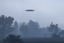 Xuất hiện UFO khổng lồ với 'hàng tấn đèn nhấp nháy quay tròn'