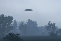 Xuất hiện UFO khổng lồ với 'hàng tấn đèn nhấp nháy quay tròn'