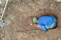 Leo núi đụng vật thể lạ, chuyên gia lập tức phong tỏa toàn khu vực