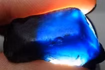 Nhặt được viên đá xanh, ném vào xó nhà, ai ngờ là ngọc giá trị