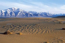 Sa mạc kỳ lạ nhất thế giới được bao phủ bởi những ngọn núi tuyết