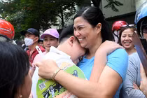 Nam sinh thi lớp 10 reo 'Mẹ ơi, tủ đè con'