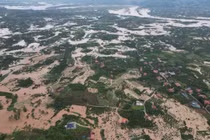 Nước lũ lịch sử cô lập nhiều nơi ở Bắc Giang