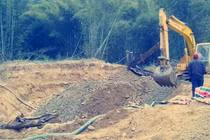 Đào móng xây nhà đụng trúng báu vật, hiện trường lập tức bị phong tỏa