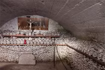 Ngôi làng có hàng trăm hộp sọ được trang trí kỳ quái