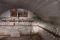 Ngôi làng có hàng trăm hộp sọ được trang trí kỳ quái