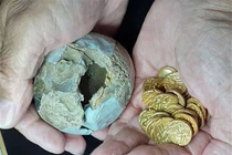 Dò kim loại trên đồng, sốc nặng thấy 'kho báu' 3,3 tỷ