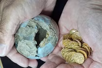 Dò kim loại trên đồng, sốc nặng thấy 'kho báu' 3,3 tỷ