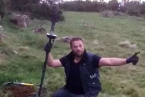 Tìm nhẫn cưới bị mất, vô tình phát hiện 'kho báu' khủng