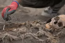 Kinh hãi mộ tập thể của 227 đứa trẻ bị hiến tế