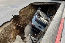 Bàng hoàng hố tử thần 'nuốt chửng' dàn ô tô ở Trung Quốc