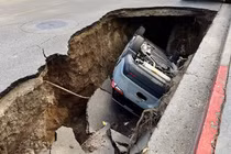 Bàng hoàng hố tử thần 'nuốt chửng' dàn ô tô ở Trung Quốc