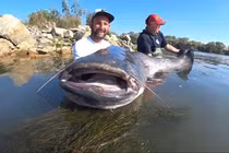  Đi câu cá, hết hồn đụng trúng 'thuỷ quái' từng ăn thịt người