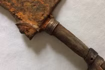 Đi chèo thuyền, bất ngờ vớt được thanh kiếm cổ từ thế kỷ 18