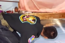 Nghe âm thanh lạ, suýt “vỡ tim” khi thấy quái vật 3m dưới gầm giường