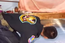 Nghe âm thanh lạ, suýt “vỡ tim” khi thấy quái vật 3m dưới gầm giường