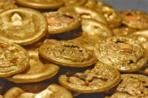 Đào đất đụng trúng vật lạ, cảnh sát lập tức phong tỏa hiện trường