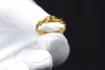 Đi bộ trên đồng, bỗng nhặt được 'kho báu' gần 1,3 tỷ đồng