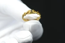 Đi bộ trên đồng, bỗng nhặt được 'kho báu' gần 1,3 tỷ đồng