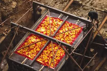 Phá núi khiến mộ cổ nổ tung, vàng bắn tung toé khắp nơi