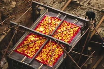 Phá núi khiến mộ cổ nổ tung, vàng bắn tung toé khắp nơi