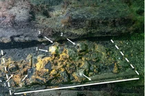 Giật mình thấy rương vũ khí lạ lênh đênh trên xác tàu chiến cổ