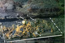 Giật mình thấy rương vũ khí lạ lênh đênh trên xác tàu chiến cổ