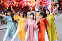 Cuối tuần, bạn trẻ chụp ảnh Tết ở ngôi chợ 300 năm tuổi