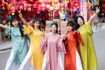 Cuối tuần, bạn trẻ chụp ảnh Tết ở ngôi chợ 300 năm tuổi