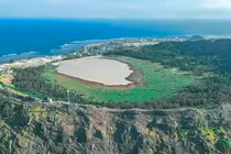 Cận cảnh hồ Thới Lới: Viên ngọc quý trên đỉnh núi lửa Lý Sơn