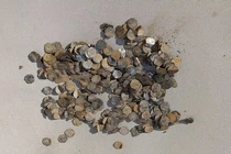 Dò kim loại, bất ngờ đụng trúng 'kho báu' trị giá 6,5 tỷ đồng