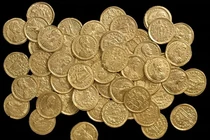 Lần đầu dùng máy dò kim loại, không ngờ đụng ngay kho báu tiền tỷ