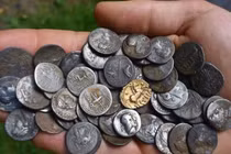 Bất ngờ tìm thấy 'kho báu' khổng lồ gồm hàng trăm đồng tiền cổ