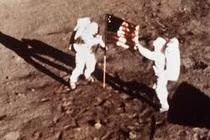 Ly kỳ số phận lá cờ Mỹ cắm trên Mặt Trăng