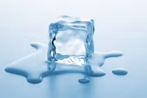 Bề mặt đá hay băng luôn trơn tuột, chuyên gia giải mã sao?