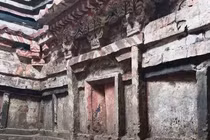 Bới tuyết đụng mộ cổ, lão nông chạy thục mạng khi thấy thứ này