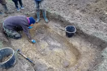 Tìm thấy báu vật trong mộ cổ, thanh niên chớp mắt đổi đời