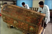 Bật nắp quan tài cổ, choáng váng thi thể mặc 354 lớp y phục