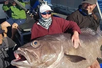 Đi câu cá cùng con trai, hết hồn đụng trúng 'quái ngư' khổng lồ