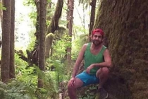 Đi cắm trại, vô tình chụp được ảnh quái vật Bigfoot ngồi xổm 