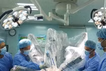 Dùng robot phẫu thuật cứu cụ bà U90 bị ung thư đại tràng