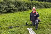 Cả đời săn tìm kho báu, sửng sốt 'chạm vào' báu vật quý hiếm