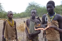 Sự thật về bộ tộc săn bắn cuối cùng trên thế giới