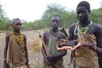 Sự thật về bộ tộc săn bắn cuối cùng trên thế giới