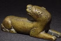 Dạo chơi trong rừng, bất ngờ đụng trúng quái thú trong mộ cổ