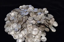 Dùng máy dò kim loại, phấn khích thấy 'kho báu' 10,5 tỷ đồng