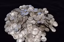 Dùng máy dò kim loại, phấn khích thấy 'kho báu' 10,5 tỷ đồng