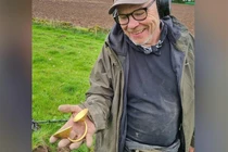 Dùng máy dò kim loại, ngỡ ngàng phát hiện 'kho báu' 3.000 tuổi